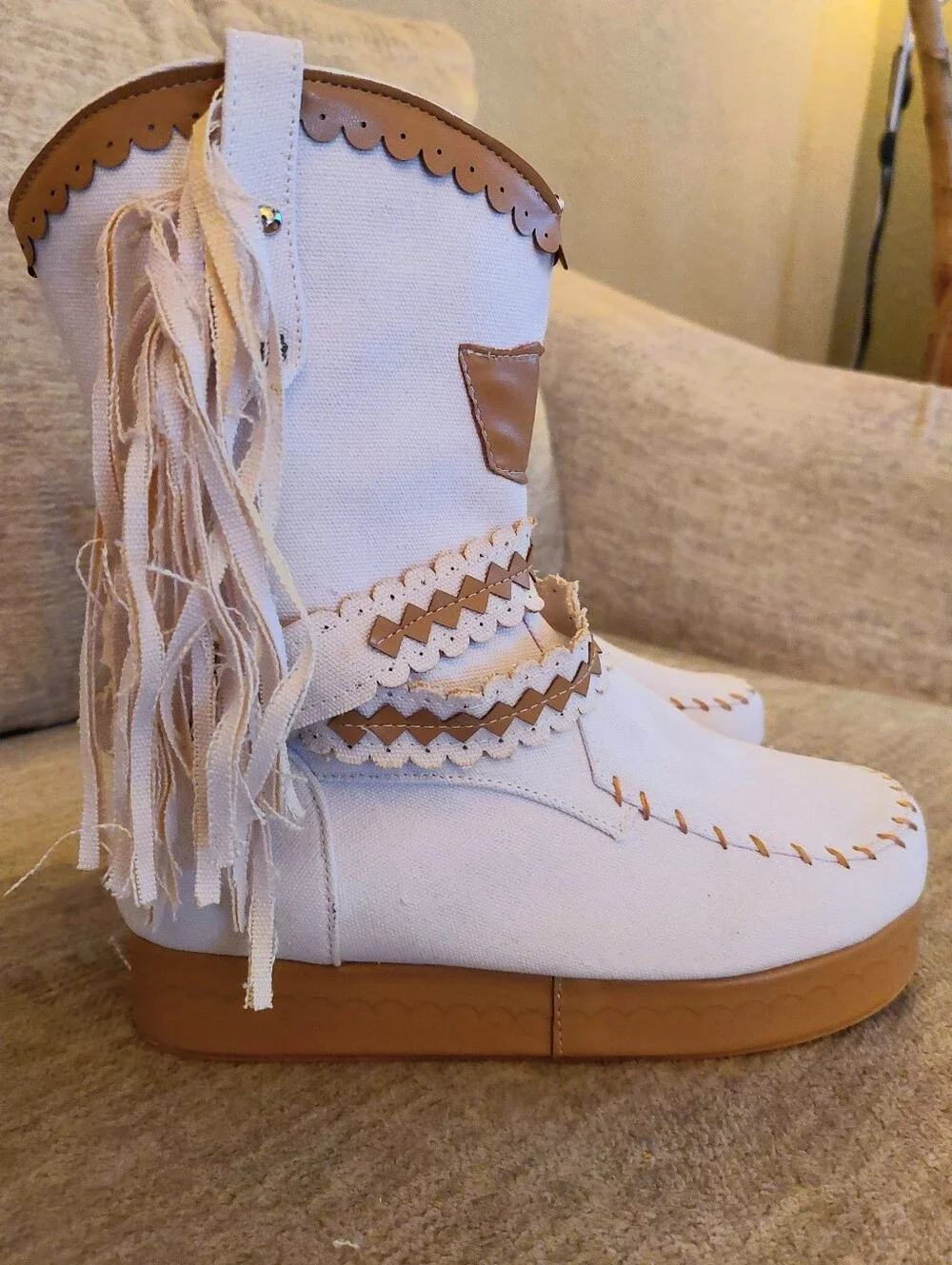 Boho-Chic White Fringe Western Moccasin Platform Boots - Size US 6 (No Brand)